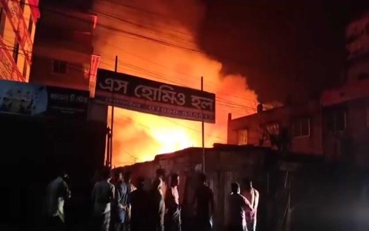 যশোরে অগ্নিকাণ্ডে ৩৫ দোকান পুড়ে ছাই, কয়েক কোটি টাকার ক্ষতি