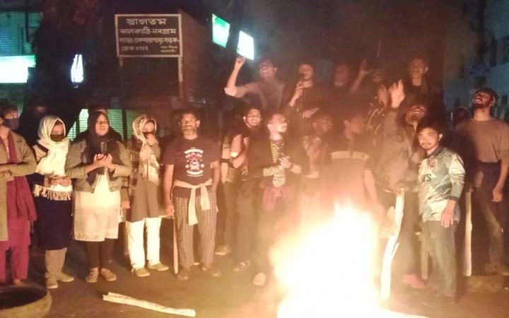 ঝালকাঠিতে সড়ক অবরোধ করে বিক্ষোভ