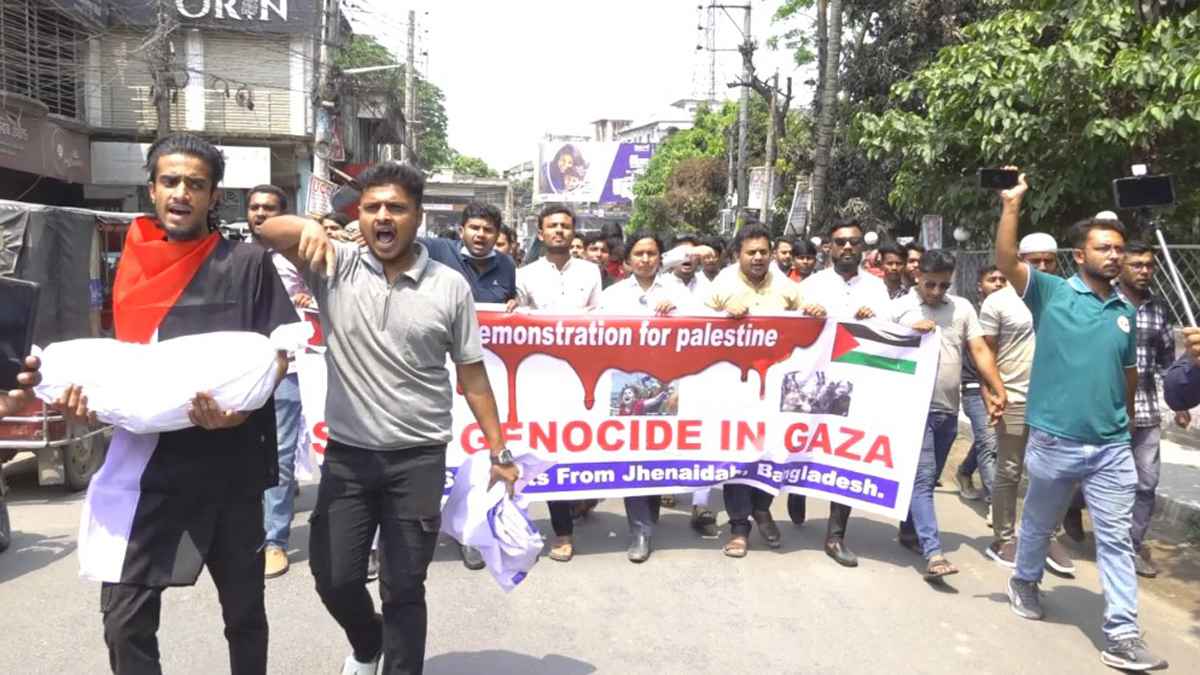 ফিলিস্তিনে বর্বর হামলার প্রতিবাদে ঝিনাইদহে বিক্ষোভ