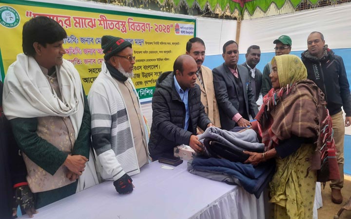 জয়পুরহাটে দরিদ্র শীতার্তদের মাঝে কম্বল বিতরণ