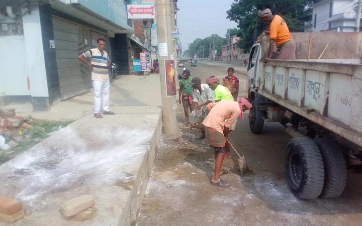 জয়পুরহাট পৌরসভায় কোরবানির বর্জ্য অপসারণ শেষ