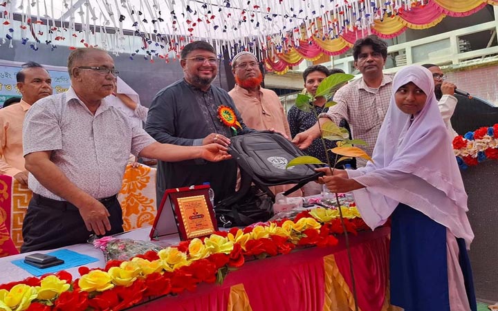 জয়পুরহাটে শিক্ষার্থীদের মাঝে শিক্ষা উপকরণ ও বৃক্ষের চারা বিতরণ