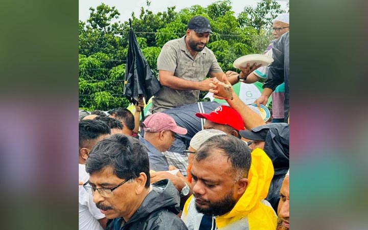 কুমিল্লায় বন্যাদুর্গতদের পাশে যুবদল