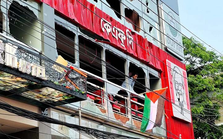 চার জেলায় কেএফসি, বাটার শোরুমে ভাঙচুর