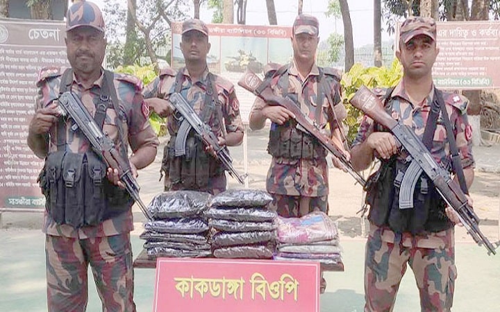 সীমান্তে বিজিবির অভিযানে সাত লাখ টাকার ভারতীয় মালামাল জব্দ