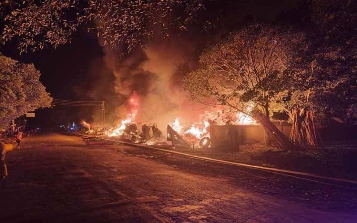 ফায়ার সার্ভিস নেই, পুড়ে ছাই হলো ১৯ দোকান