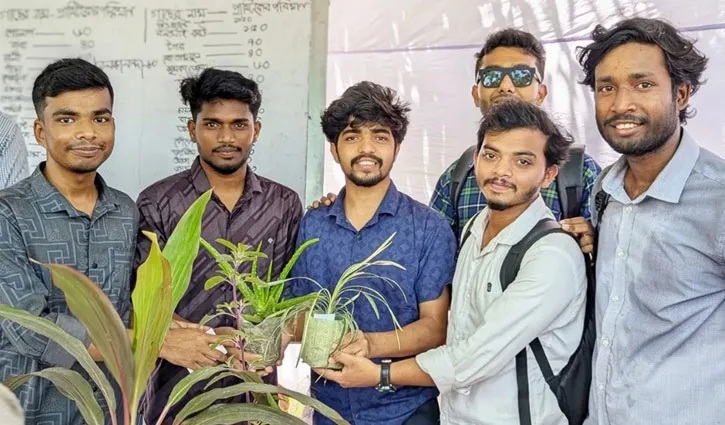 খুবিতে প্লাস্টিক বোতলের বিনিময়ে গাছের চারা বিতরণ