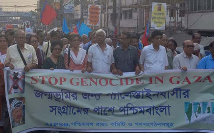 ফিলিস্তিনের পক্ষে রাস্তায় নামলেন কলকাতার মানুষ