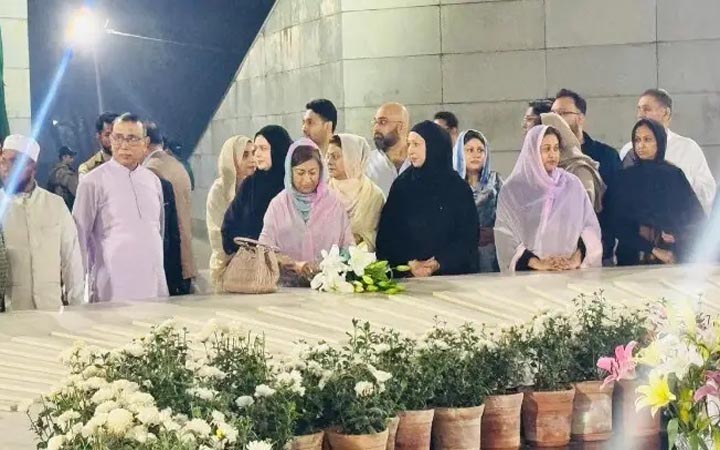 শবে বরাতের রাতে জিয়াউর রহমান-খালেদা জিয়ার কবরে পরিবারের শ্রদ্ধা