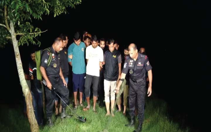 র‍্যাবের অভিযান সুন্দরবনের ৮ বনদস্যু আটক