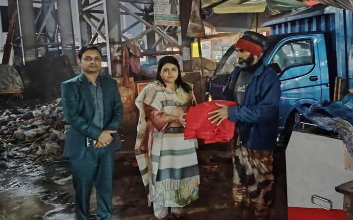 সোনারগাঁয়ে শীতার্ত মানুষদের মাঝে কম্বল বিতরণ