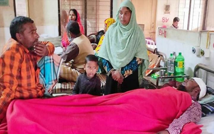 মাংসে চর্বি বেশি; কসাইকে কোপালো ক্রেতা
