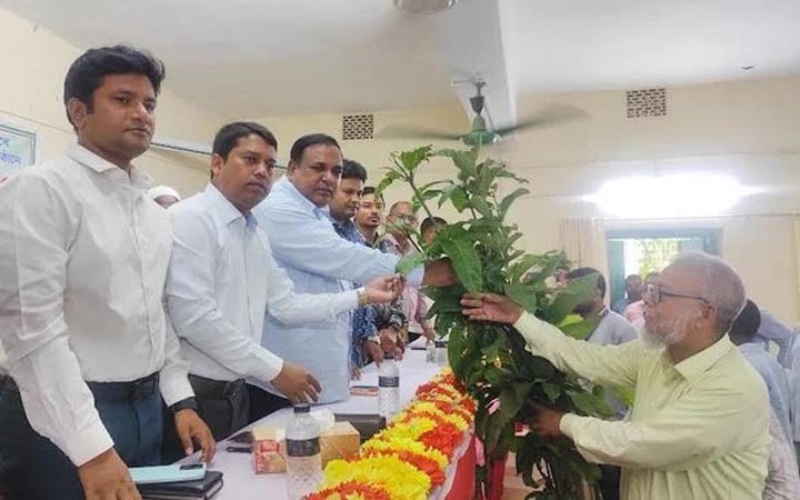 লালমনিরহাটে ফলজ বৃক্ষের চারা বিতরণ