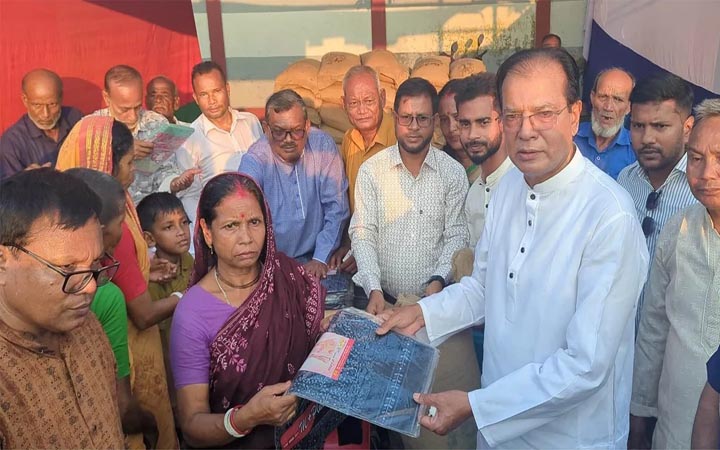 লালমনিরহাটে ১৬২টি মন্দিরে চাল ও উপহারসামগ্রী বিতরণ