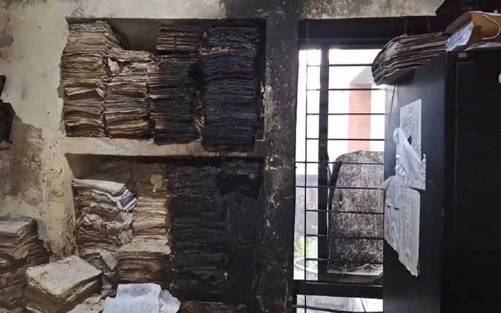 লক্ষ্মীপুর জেলা নির্বাচন অফিসে আগুন দিলো দুর্বৃত্তরা