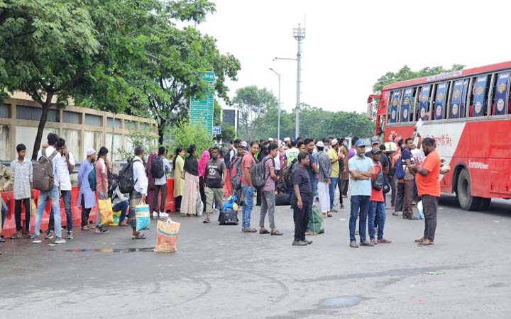 মাওয়া প্রান্তে ভাড়া বেশি আদায়ের অভিযোগ, যাত্রীদের ভোগান্তি
