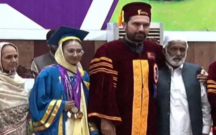 এমবিবিএসে রেকর্ড, দর্জির মেয়ে ১৭ স্বর্ণপদক জয়