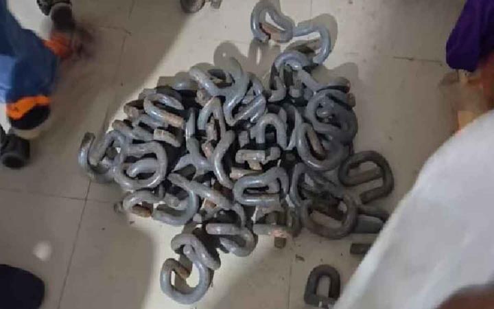রেললাইনের ৪০ ক্লিপ খুলে নেওয়া যুবক আটক