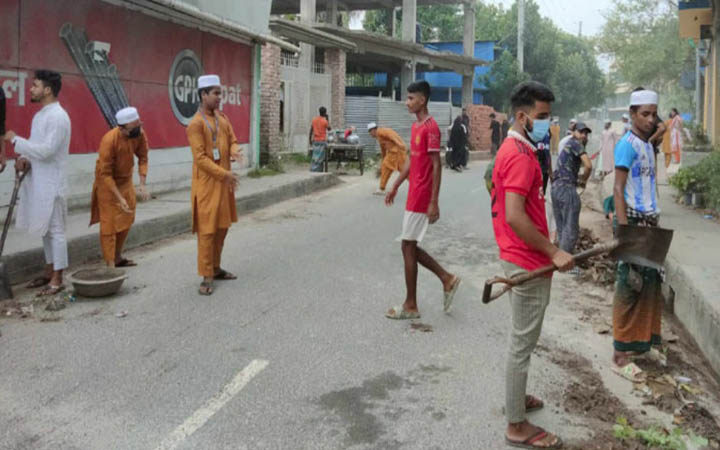 মাদারীপুরে সড়ক পরিষ্কার করলো শিক্ষার্থীরা