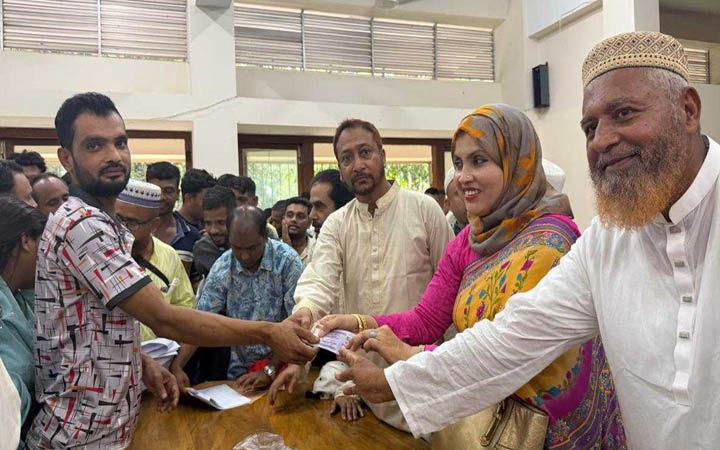 মাদারীপুরে অসহায়রা পেলেন ১০ লাখ টাকার মানবিক সহায়তা