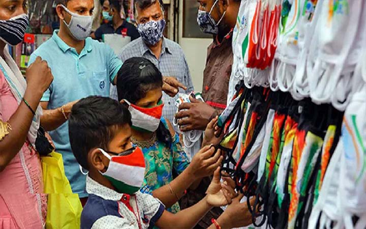 করোনার প্রকোপে ভারতের বিভিন্ন রাজ্যে মাস্ক পরায় কড়াকড়ি