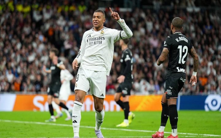 এমবাপ্পের জোড়া গোল, বার্সাকে চাপে রাখল রিয়াল