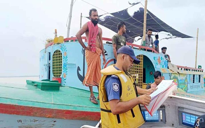 মেঘনায় বাল্কহেডে অভিযান, গ্রেফতার ২২