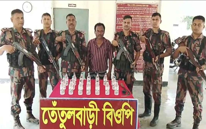 মেহেরপুর সীমান্তে ভারতীয় মদসহ চোরাকারবারি আটক