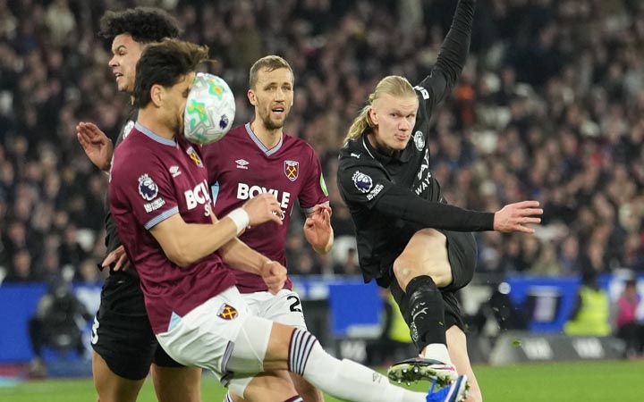 ফের পয়েন্ট নষ্ট করে শিরোপা দৌড়ে পিছিয়ে পড়ল ম্যানসিটি