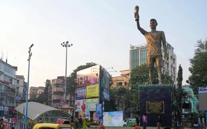 কলকাতায় সরিয়ে ফেলা হচ্ছে মেসির ভাস্কর্য