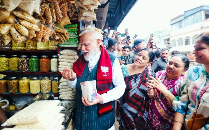 ঝাড়গ্রামে ভোটের প্রচারের ফাঁকে ঝালমুড়ি খেলেন নরেন্দ্র মোদি