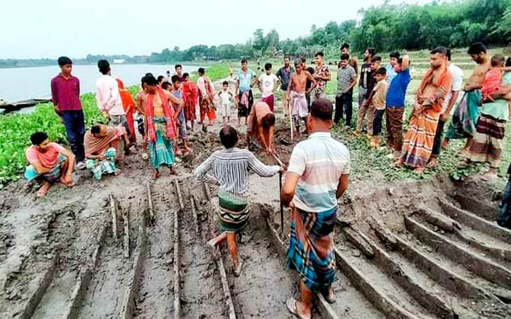 মাটি খুঁড়তেই বেরিয়ে এলো শত বছরের পুরাতন নৌকা