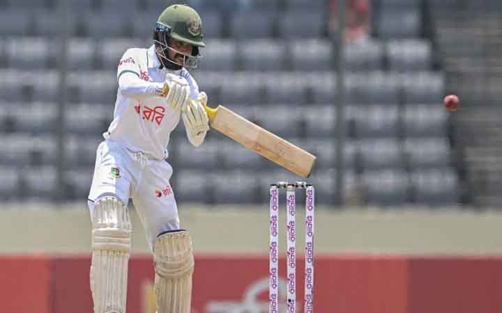 অনন্য নজির গড়ে সাজঘরে মুমিনুল