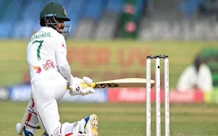 ‘হ্যাটট্রিক’ করলেন মমিনুল হক