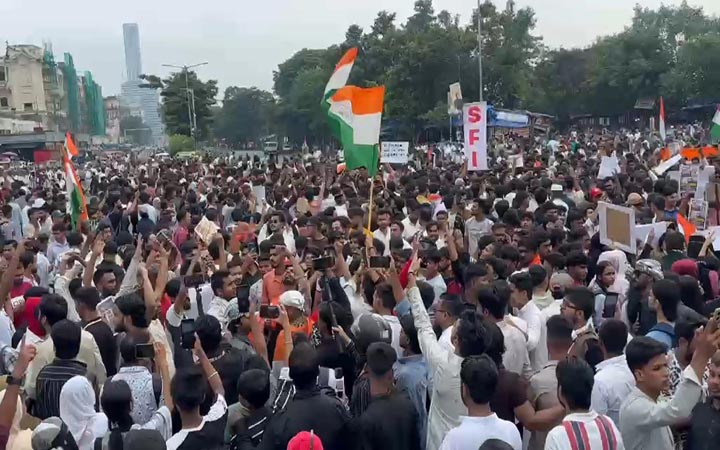 যন্তর মন্তরে আন্দোলনরত শিক্ষার্থীদের পাশে দাঁড়াতে সোমবার দিল্লি যাচ্ছেন মমতা