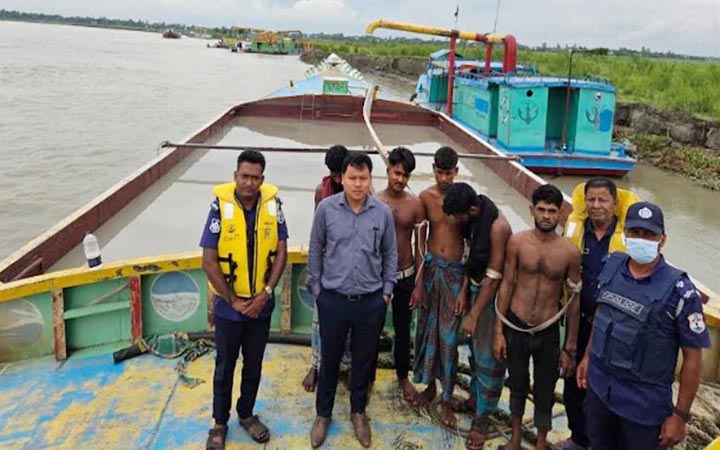 মতলব উত্তরে ৫ ড্রোজার ৩ বাল্কহেডসহ আটক ৮