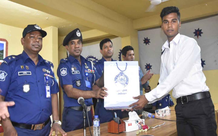 ১২০ টাকায় পুলিশে চাকরি পেলেন ৪৮ জন