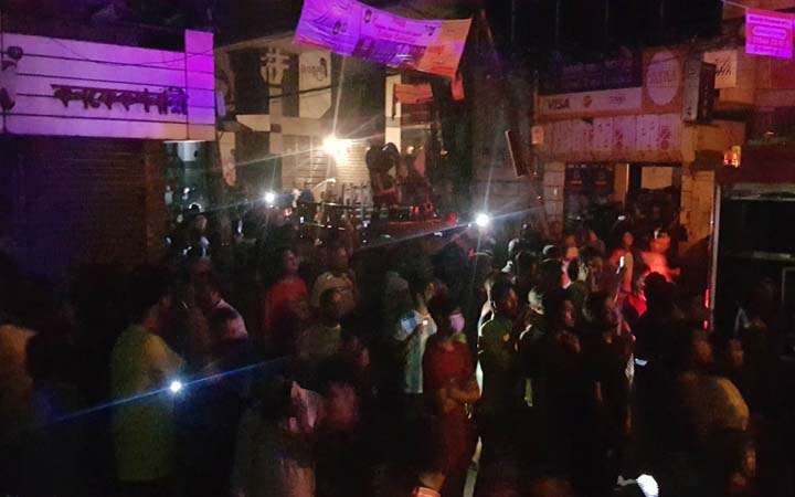 আগুন আতঙ্কে মধ্যরাতে রাস্তায় শত শত মানুষ