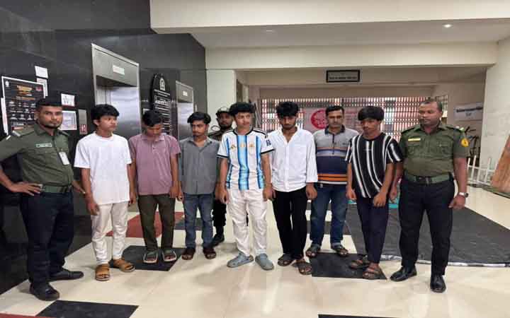 নারী শিক্ষার্থীদের ভিডিও ধারণ, ছয় বহিরাগত আটক