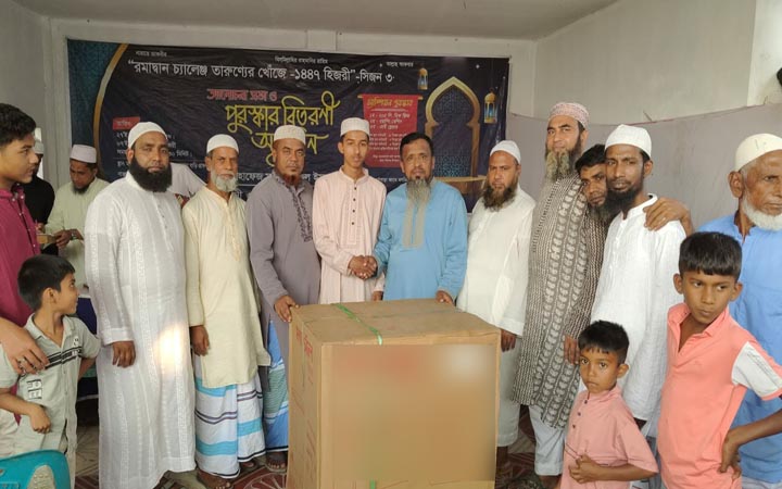 পাঁচ ওয়াক্ত নামাজ ও ইতেকাফ পালনকারী ১০০ জন পেলেন পুরস্কার