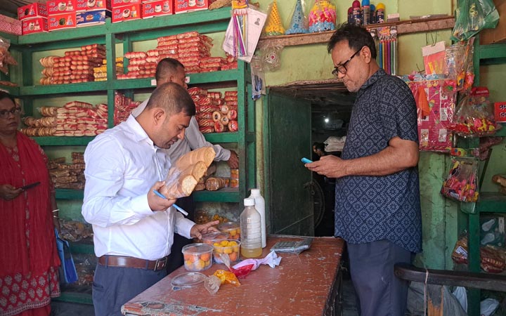 ওজনে কম দেওয়ায় নড়াইলে তিন বেকারিকে জরিমানা