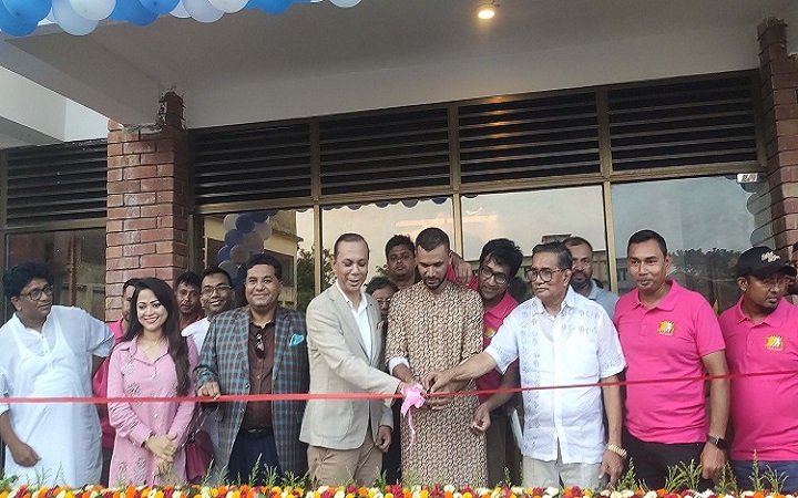 নড়াইলে ফিটনেস সেন্টারের উদ্বোধন করলেন মাশরাফি