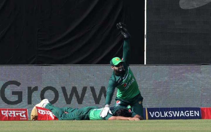 কাঁধে চোট পেয়ে মাঠ ছাড়লেন নাসিম