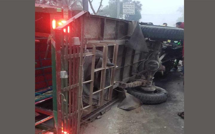 নাটোরে সড়ক দুর্ঘটনায় প্রাণ গেলো স্বামী-স্ত্রী