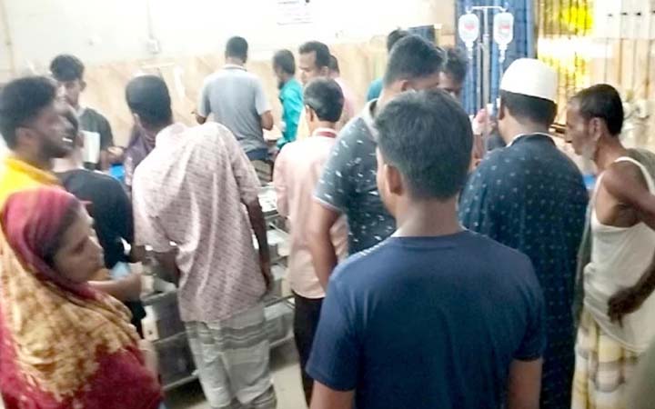 নাটোরে যুবদল ও আওয়ামী লীগের মধ্যে সংঘর্ষ, আহত ১২