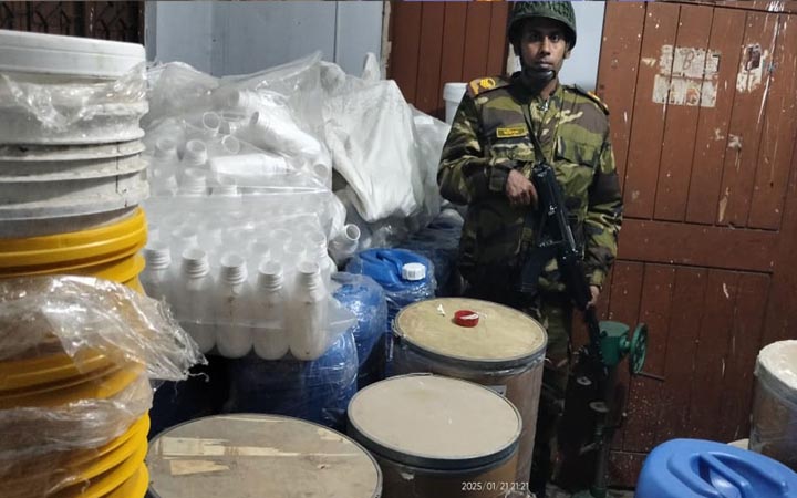 নাটোরে অবৈধ কারখানায় অভিযান, মাছের খাদ্য-ঔষধ জব্দ