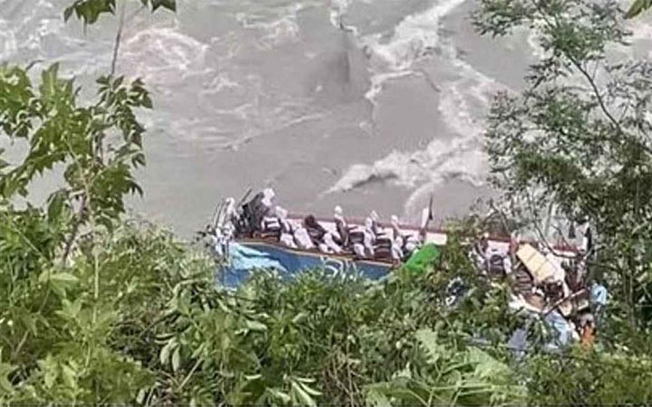 নেপালে ভারতীয় পূণ্যার্থীবাহী বাস নদীতে, নিহত ২৭