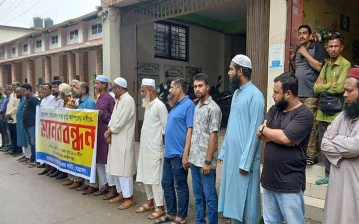 নেত্রকোনা মেডিকেল কলেজের স্থায়ী ক্যাম্পাসের দাবিতে মানববন্ধন