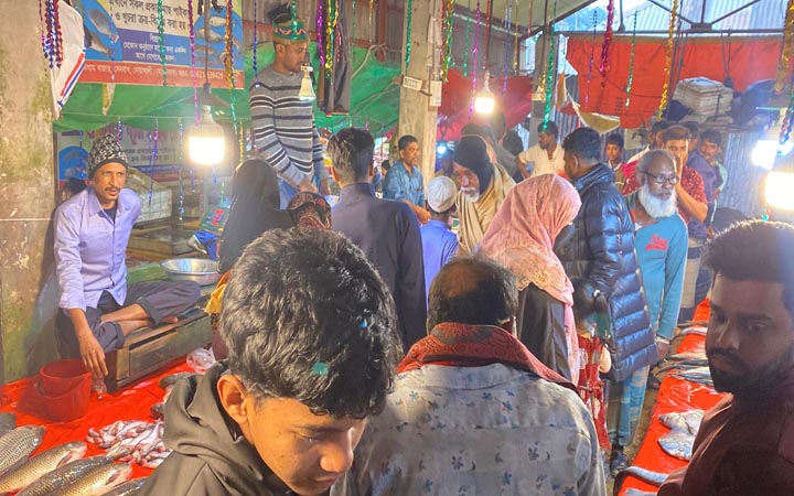 পৌষ সংক্রান্তিতে নোয়াখালীতে জমজমাট ‘ঐতিহ্যবাহী’ মাছ মেলা
