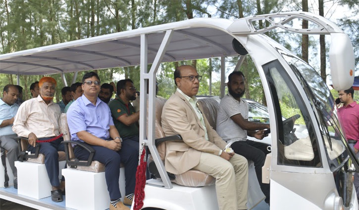 নোবিপ্রবিতে শিক্ষার্থীদের জন্য ই-কার হস্তান্তর